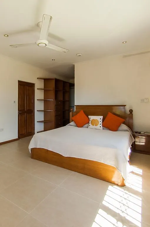 Charlotte Villa Takamaka 3*,  Seychelles
